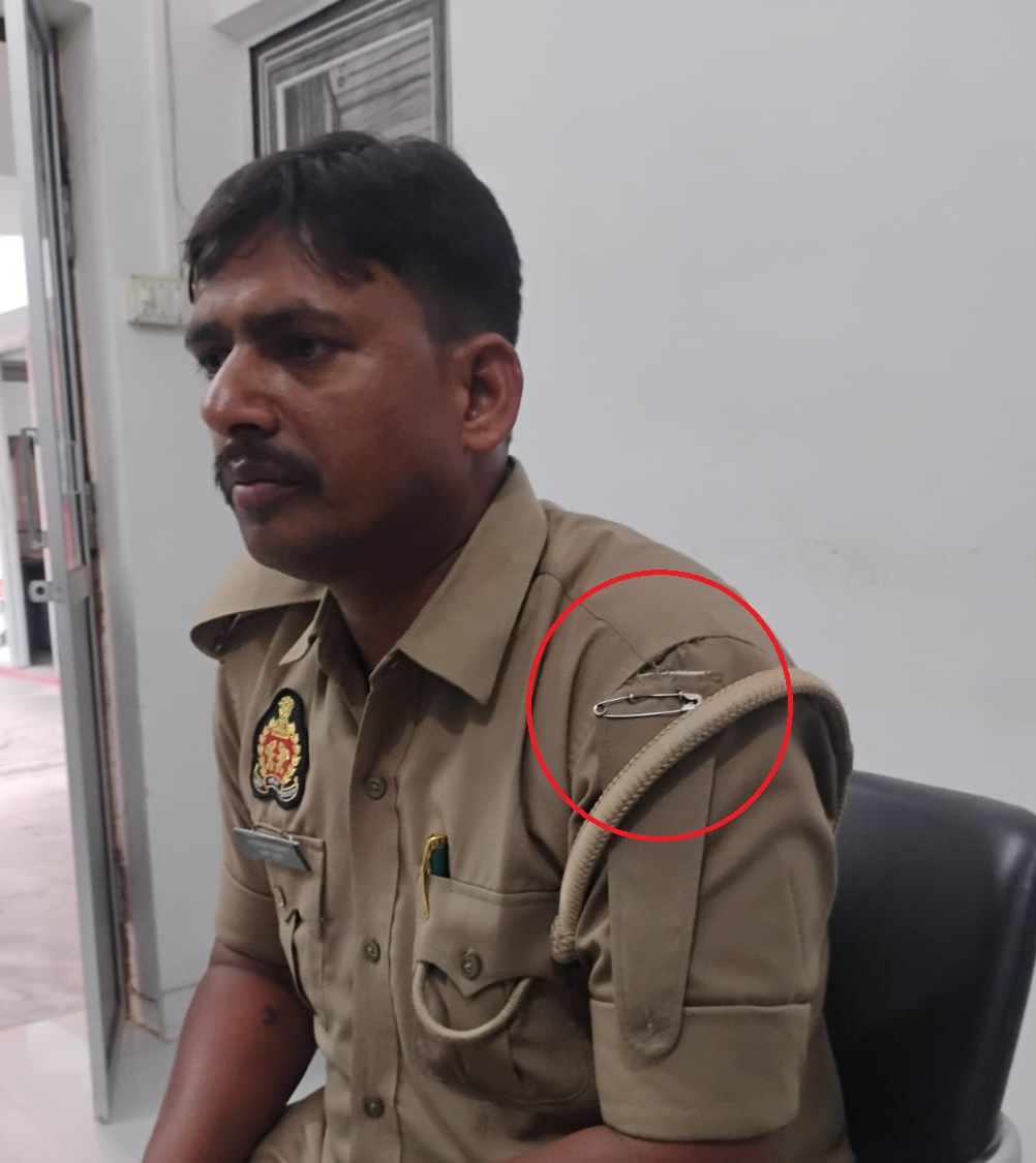 हमलावरों ने ड्राइवर होमगार्ड श्रवण कुमार की वर्दी फाड़ दी। LRN24