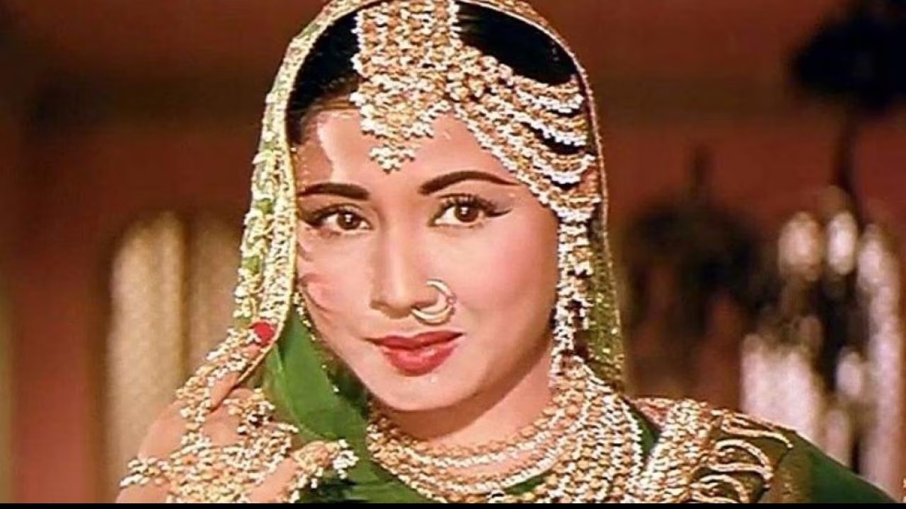 Meena Kumari was not just a film actress, she was also a conscious poet. He wrote poetry under the name 'Naz', which reflected his inner pain, loneliness, longing for love, and the pain of life.