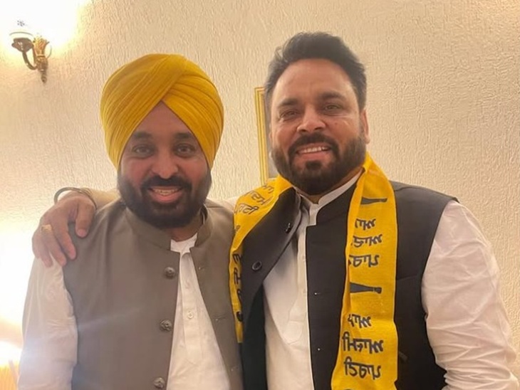 पंजाब के CM भगवंत मान के साथ AAP नेता राकेश कुमार सोमन। - फाइल फोटो - Dainik Bhaskar