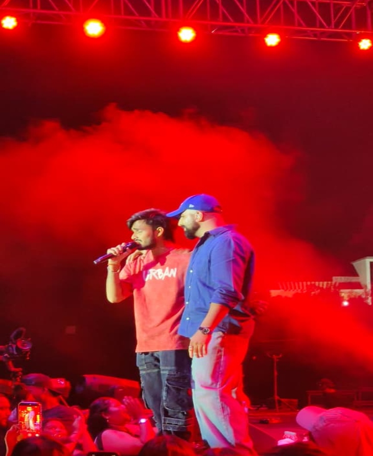 लाइव कॉन्सर्ट के दौरान फहीम एक युवक को सिंगिंग के लिए स्टेज पर बुला लिया। युवक ने भी फहीम के साथ गाने की कुछ लाइन दोहराई।