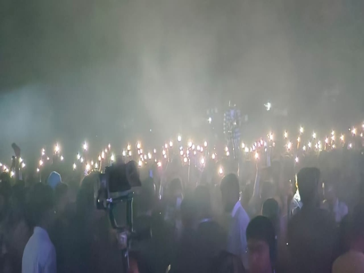 कॉन्सर्ट में लोगों ने मोबाइल फोन के टॉर्च जलाकार फहीम का वेलकम किया।