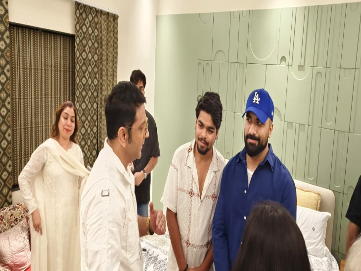 फहीम के साथ फैन्स फोटो खिचवाते नजर आए।