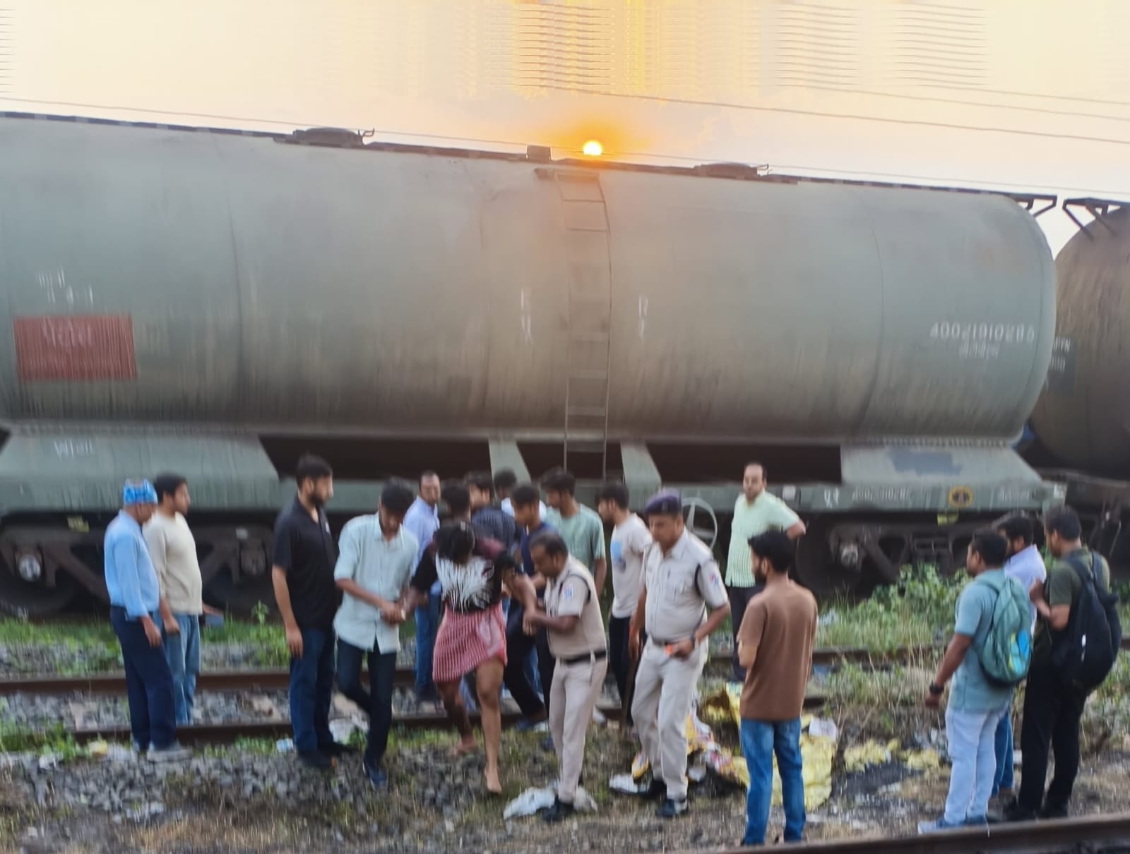 जानकारी के मुताबिक सात युवाओं की टोली रील्स बनाने गई थी।