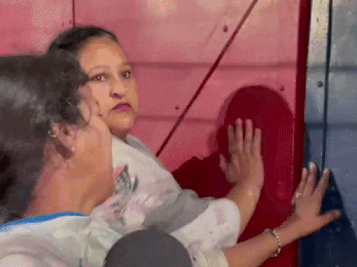 नाबालिग को हिरासत में लेने के बाद रात में थाना नं 6 का गेट को खोलवाने की कोशिश करते परिजन।