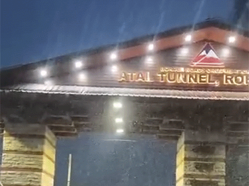 अटल टनल रोहतांग में बीती शाम को ताजा हिमपात। - Dainik Bhaskar