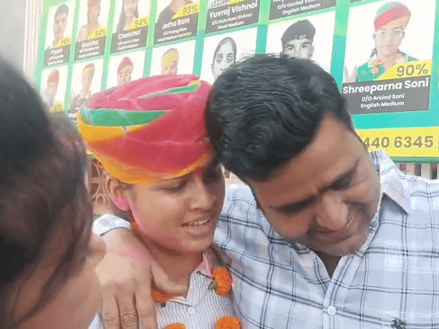 आयशा के पिता बेटी की सफलता पर भावुक हो गए। आयशा ने आर्ट्स में 93 प्रतिशत अंक हासिल किए। - Dainik Bhaskar