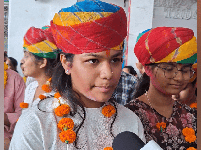 जोधपुर की भदवासिया मंडी में टमाटर बेचने वाले की बेटी रितिका सोलंकी ने 96 प्रतिशत अंक हासिल किए।