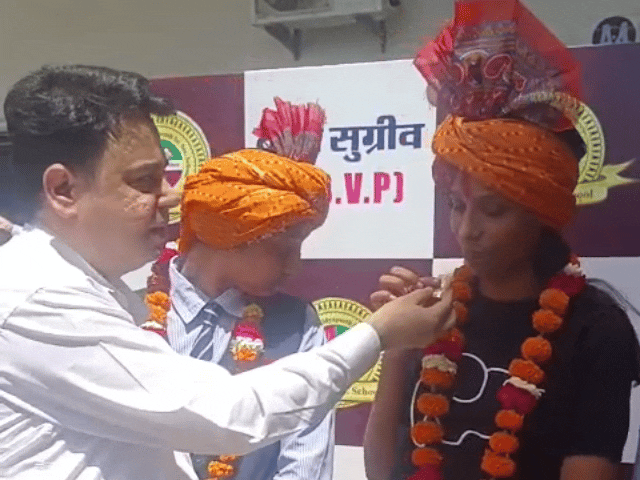 बाबा सुग्रीव स्कूल में टॉपर्स को मिठाई खिलाकर मनाई खुशी।