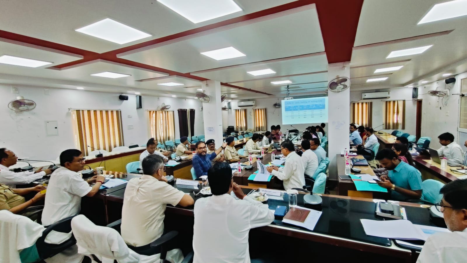 डीएम बैठक करते हुए।