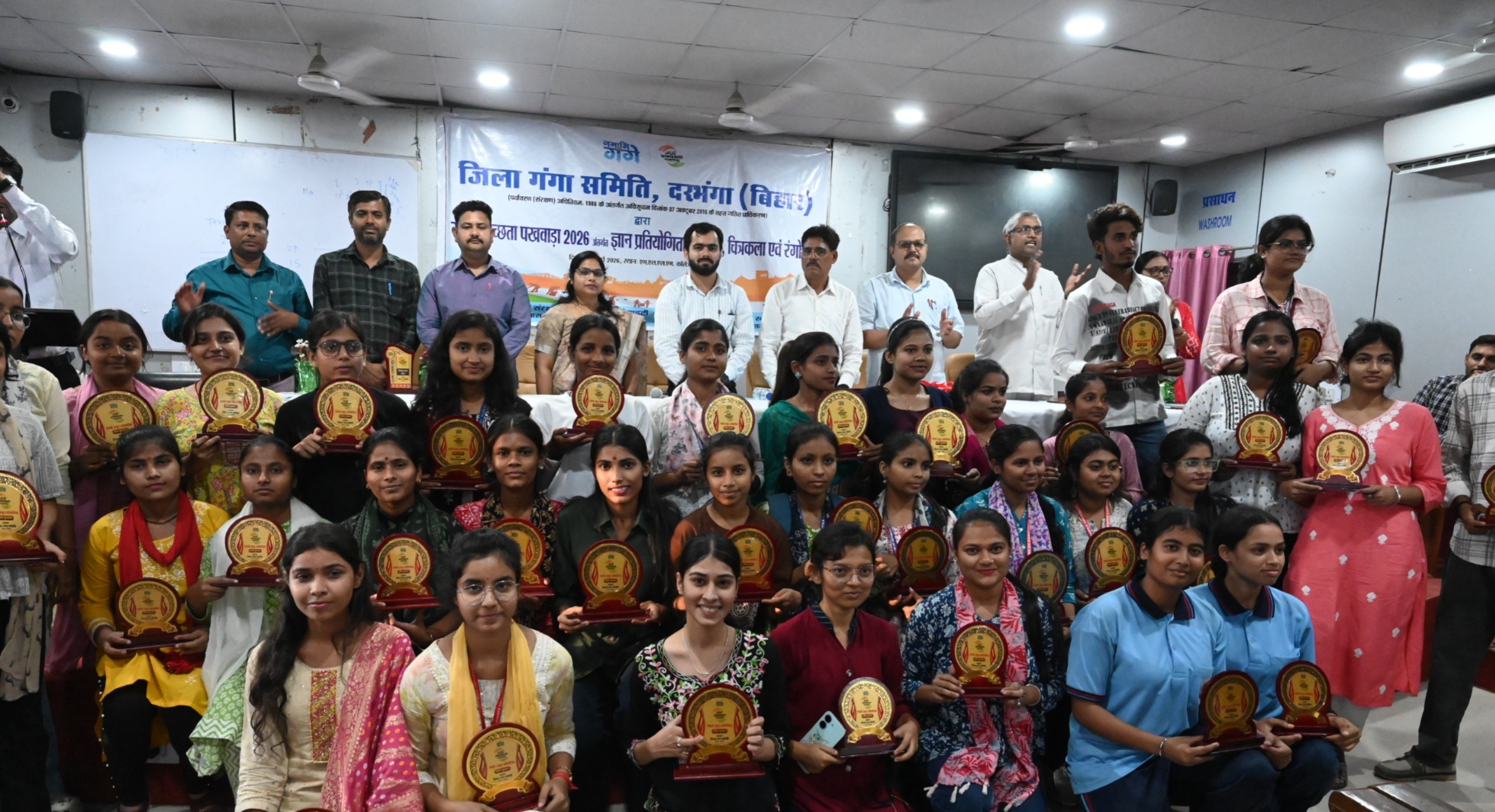 पुरस्कार पाकर खुश बच्चे।