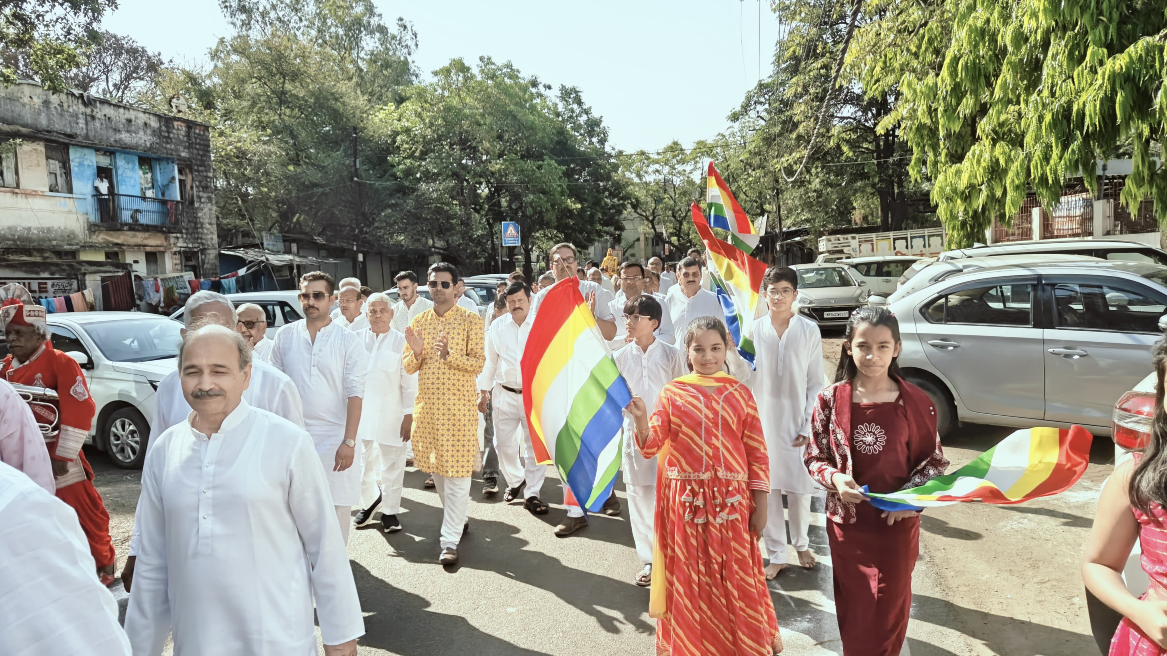 शोभायात्रा में शामिल बच्चे।