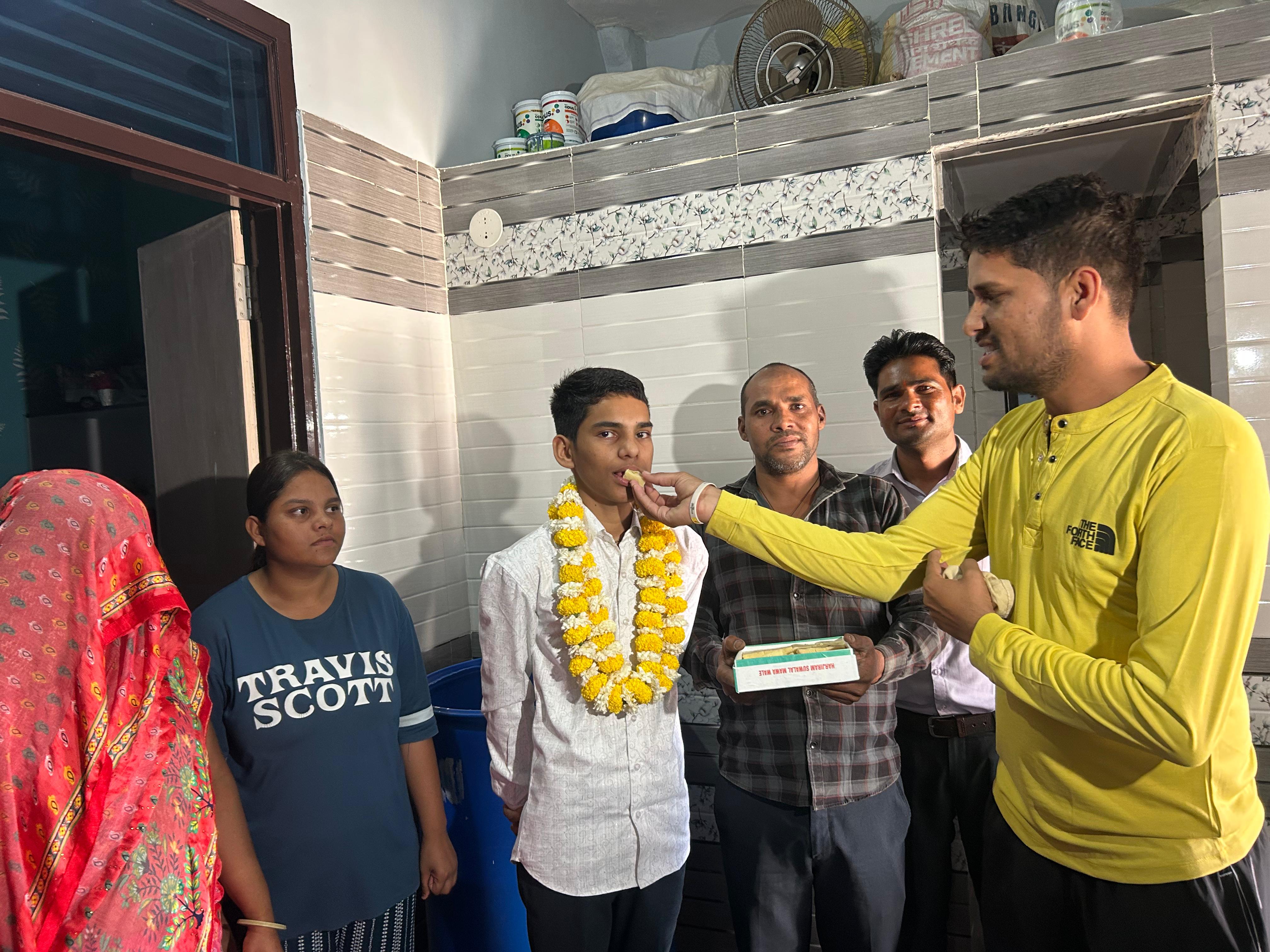 पेंटर का बेटा बना साइंस-स्ट्रीम में टॉपर:  पिता ने खराब आर्थिक स्थिति में प्राइवेट से सरकारी स्कूल में कराया एडमिशन, दो टीचर्स ने की मदद – Rajasthan News