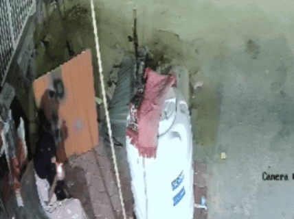 चोरी करने के पहले चोर ने मंदिर के बाहर बैठकर बीड़ी भी पी थी।