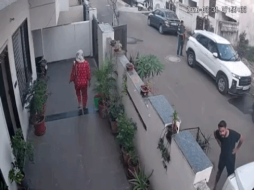 पत्रकार कॉलोनी के पटेल मार्ग की गली में पड़ोसी टेंपो ट्रैवलर लाया था। गली संकरी होने के कारण रिटायर्ड बैंक कर्मचारी और उनके बेटे ने आपत्ति की।