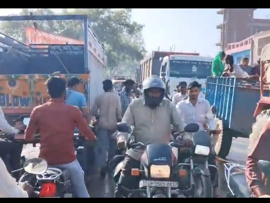 Devchara Phool Mandi Traffic Jam | Loaders, Pickups Block Roads
