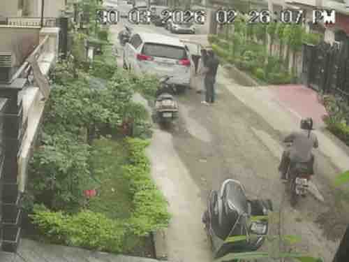 जालंधर में दिनदहाड़े महिला का पर्स लूटा:  घर के बाहर कार में बैठते समय बाइक सवार ने लुटेरों ने किया काम, CCTV में कैद – Jalandhar News