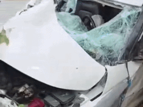 हादसे में क्षतिग्रस्त राहुल की कार।