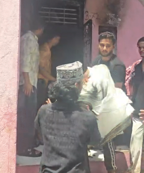 घर से जले हुई साड़ियां निकालते स्थानीय लोग।