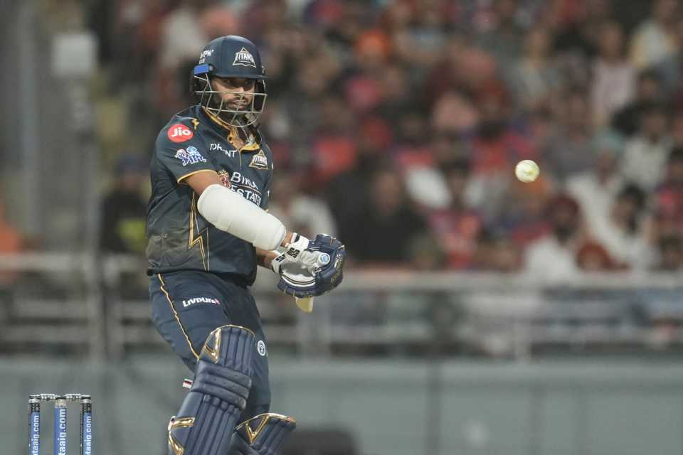 वाशिंगटन सुंदर बॉल छोड़ते हुए। उन्होंने 4 बॉल पर कोई शॉट नहीं खेला।