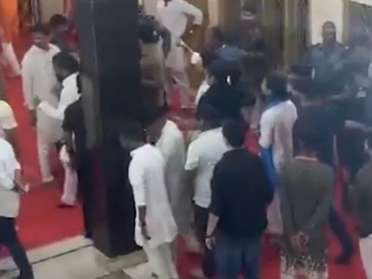 जमीन कारोबारी और आयोजन समिति के सदस्यों के बीच बहस हुई और हाथापाई की नौबत आ गई।