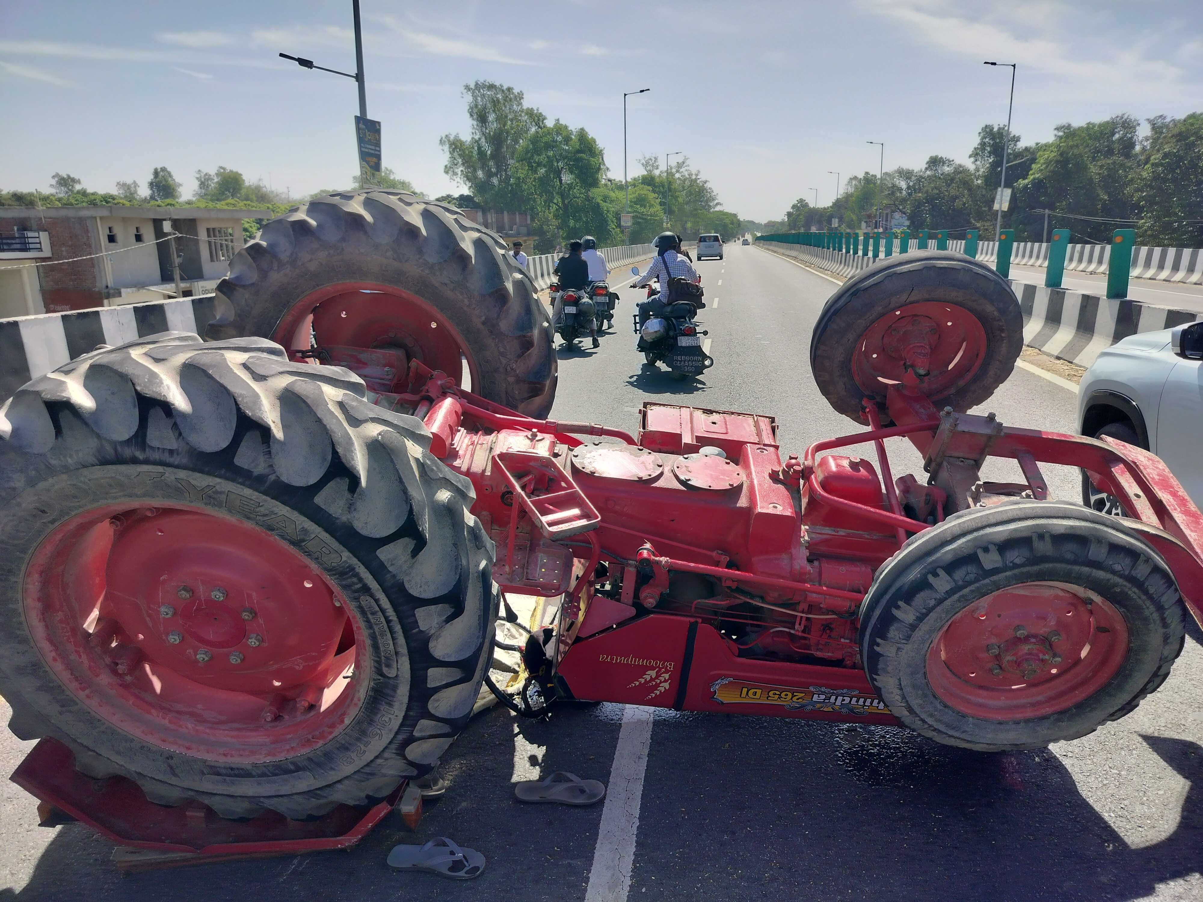 Raheemaad Accident: Tractor Trolley Overturns, Four Injured in Lucknow