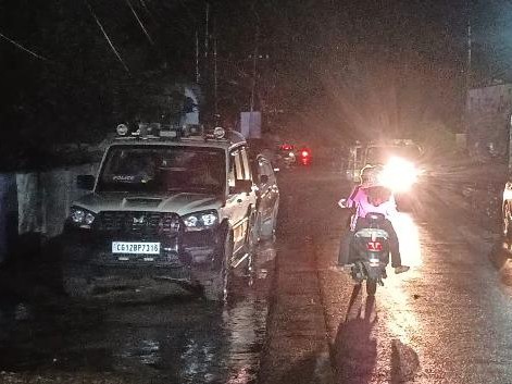 मंत्री लखन लाल देवांगन के काफिले में खड़ी एक गाड़ी पर अचानक पत्थर का एक छोटा टुकड़ा आकर गिरा। - Dainik Bhaskar