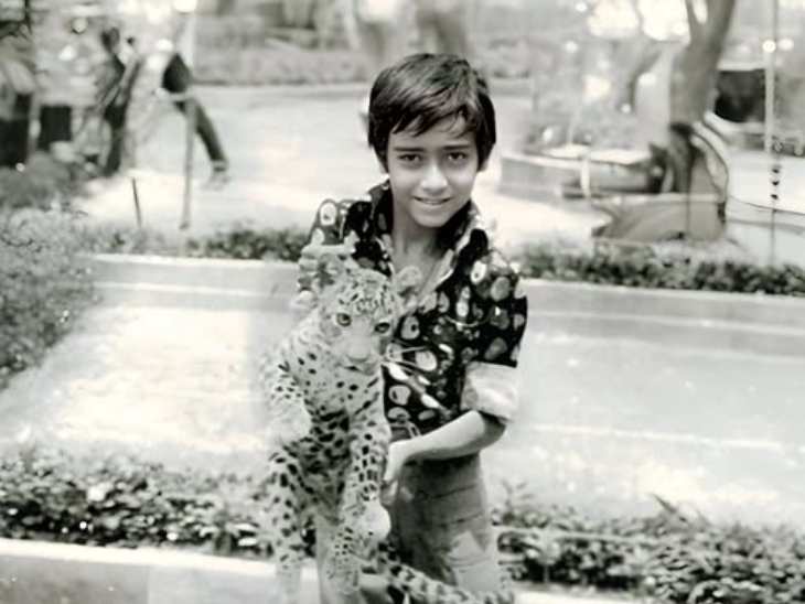 अजय देवगन की बचपन की एक तस्वीर है, जिसमें वे एक तेंदुए के शावक को गोद में लिए हुए नजर आते हैं।