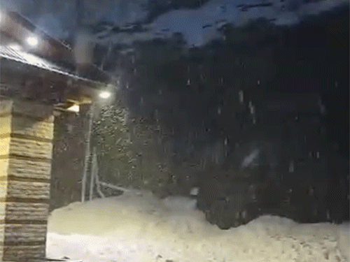 हिमाचल प्रदेश के रोहतांग में बर्फबारी हुई।