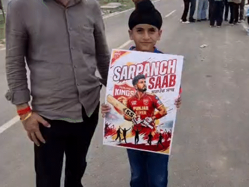 सरपंच साब लिखा पोस्टर लेकर स्टेडियम पहुंचा पंजाब का नन्हा सपोर्टर।