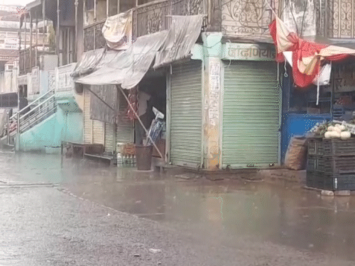 सीकर के फतेहपुर में मंगलवार को बारिश के साथ ओले गिरे।