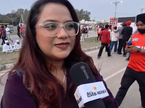 पंजाब टीम को सपोर्ट करने पहुंचा एक परिवार। उन्होंने श्रेयस अय्यर के लिए अच्छा खेलने की कामना की।