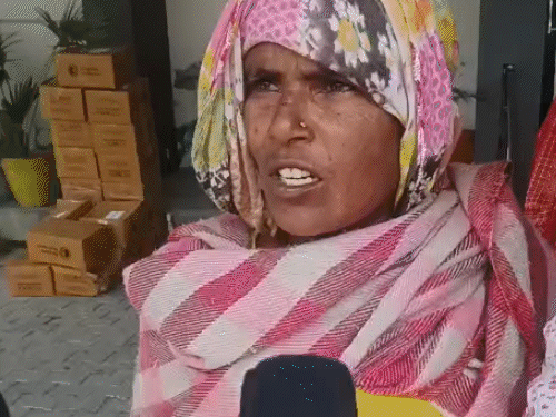 कैथल के अस्पताल पहुंचे लड़की के परिजन। नानी ने बताया कि पिता घर बेटी को ले जाने की बात कहकर निकला था। - Dainik Bhaskar