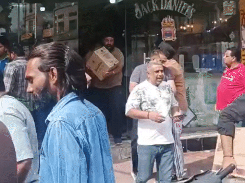 जालंधर के मिल्क चौक के पास स्थित शराब के ठेके पर लोगों की लंबी लाइन लगी।