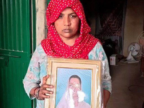 बेटी नकिता की तस्वीर के साथ मां चरणजीत कौर।