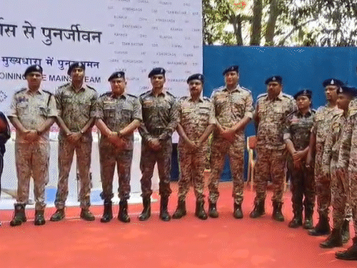 सुकमा में 2 महिला नक्सलियों ने डाले हथियार।