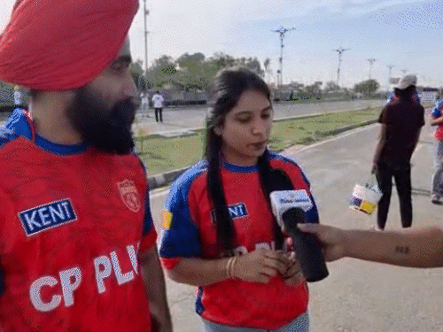 मुल्लांपुर स्थित स्टेडियम में IPL मैच देखने के लिए लाइन में लगे दर्शक। उनमें खासा उत्साह देखा जा रहा है।