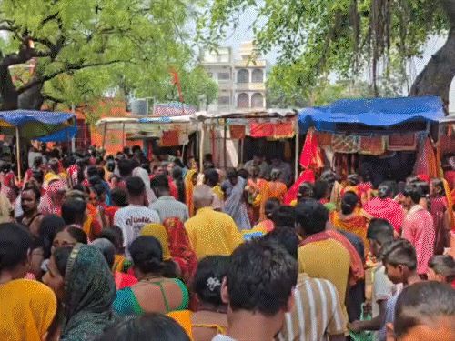 हादसे के बाद मंदिर परिसर में अफरा-तफरी का माहौल रहा।