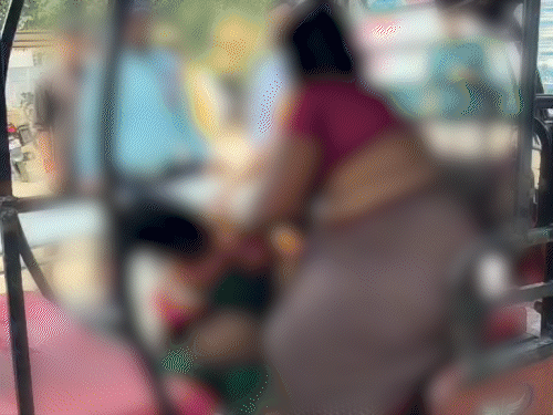 ई-रिक्शा से घायल महिला को अस्पताल लाया गया।