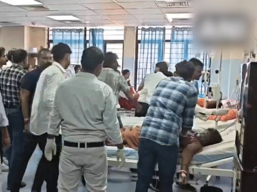 हॉस्पिटल में घायल को सीपीआर देते डॉक्टर।