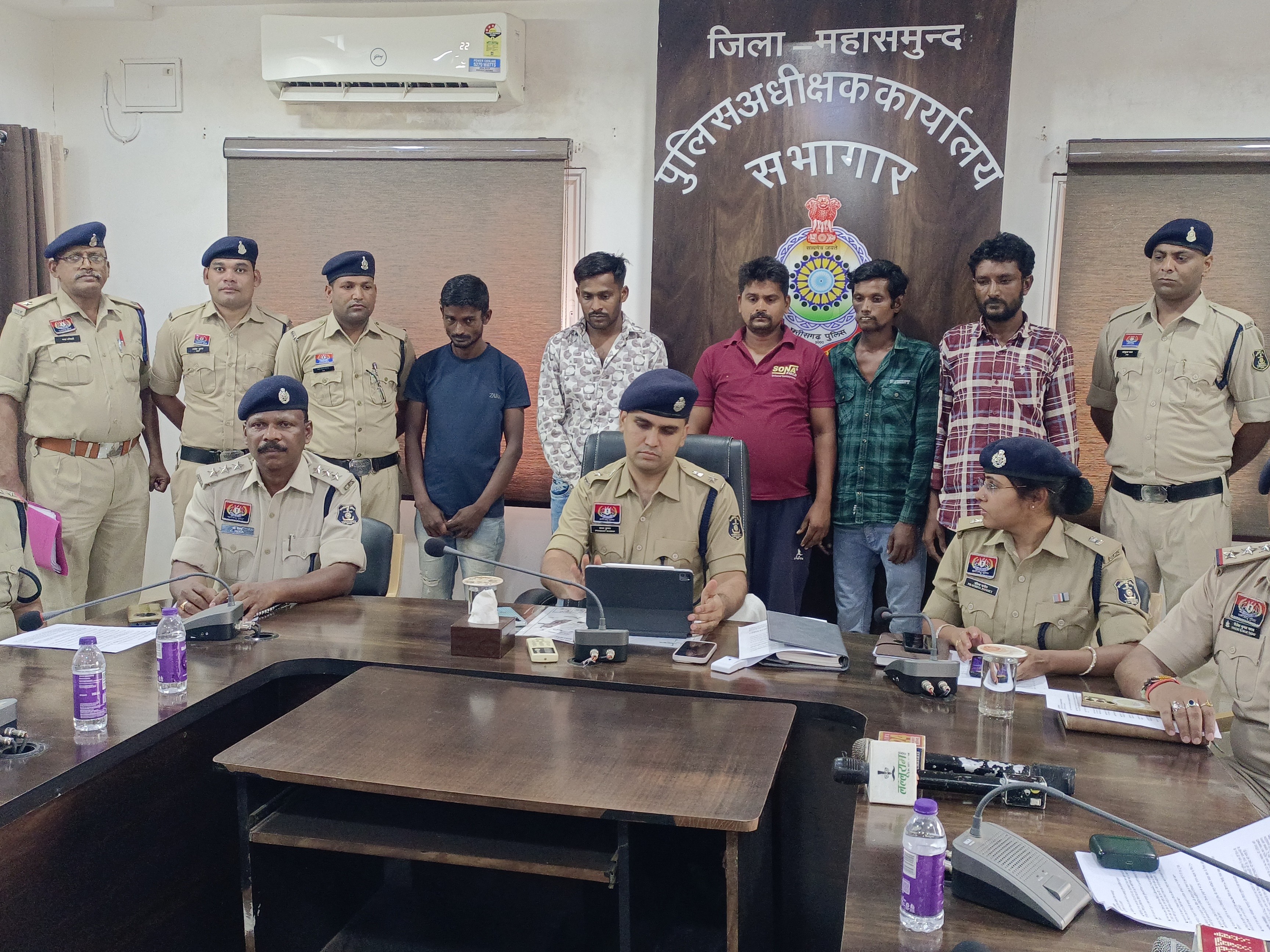 नशीली दवाओं के साथ गिरफ्तार हुए आरोपी।