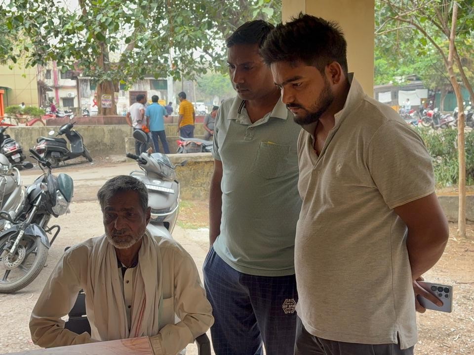 परेशान मृतक सुरेंद्र के पिता और परिजन