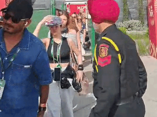 मैच देखने आए विदेशी मेहमानों ने लाइन में लगकर स्टेडियम में एंट्री ली।