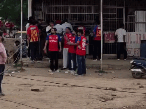 कुछ फैंस स्टेडियम पहुंचने से पहले शराब ठेकों पर पहुंचे। पंजाब में आज शराब की सेल लगी है।