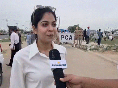 पंजाब को सपोर्ट करने दिल्ली से भी फैंस आए। वहीं, एक डॉक्टर अपने बेटे को मैच दिखाने पहुंचीं। स्टेडियम के बाहर रोड पर भारी भीड़ आती दिखी।