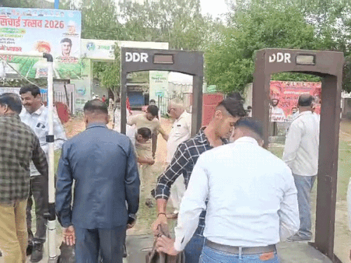 कार्यक्रम में पहुंचने वाले लोगों की जांच करने के बाद एंट्री देती पुलिस।