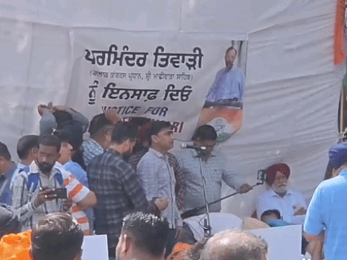 हत्या के आरोपी की गिरफ्तारी को लेकर प्रदर्शन करते कांग्रेस कार्यकर्ता और लोग।