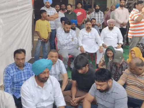 माछीवाड़ा में धरने पर बैठे लोग।