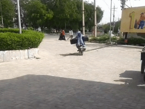 पेट्रोल पंप से वापस लौटते बाइक सवार।