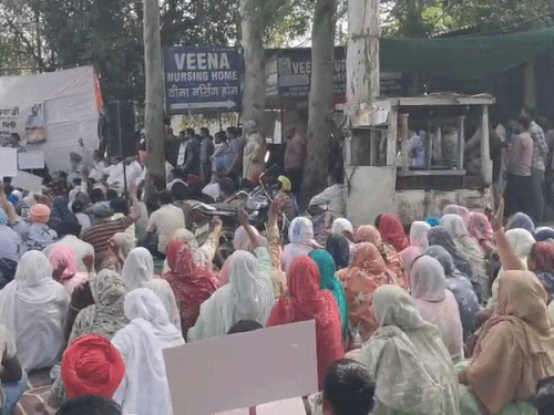 कोहाड़ा-माछीवाड़ा रोड पर प्रदर्शन में शामिल महिलाएं।