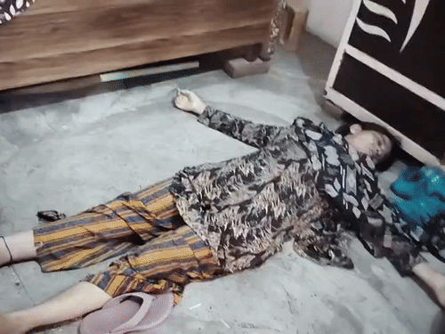 कमरे में पत्नी जमीन पर पड़ी थी, जबकि दोनों बच्चे बेड पर पड़े थे।